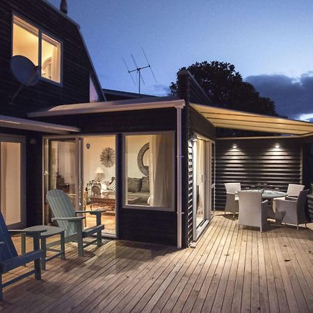 Chester Cottage Beachfront Oakura Esterno foto