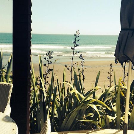 Chester Cottage Beachfront Oakura Esterno foto