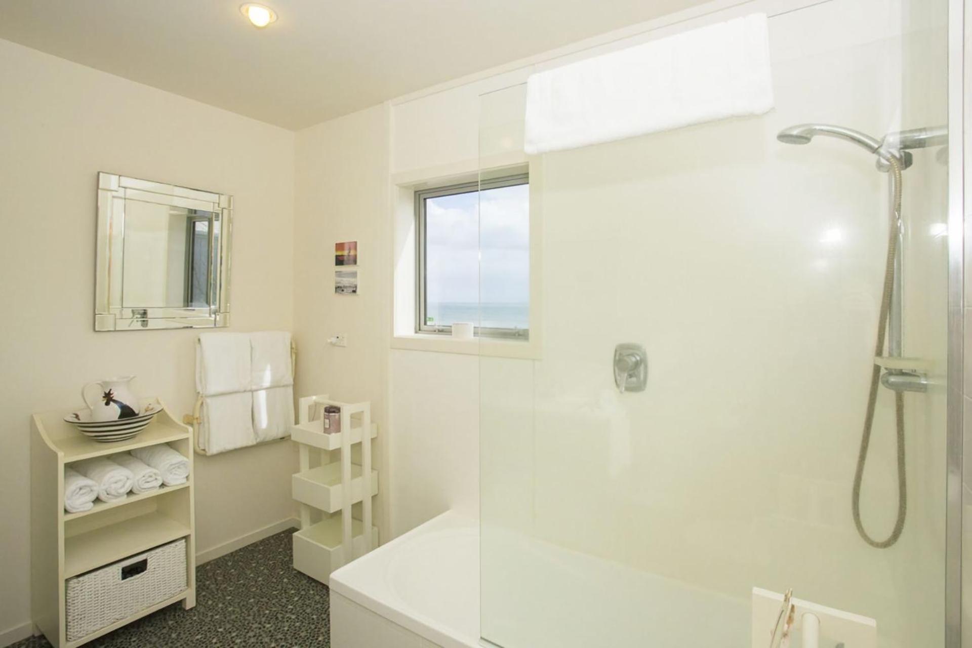 Chester Cottage Beachfront Oakura Esterno foto
