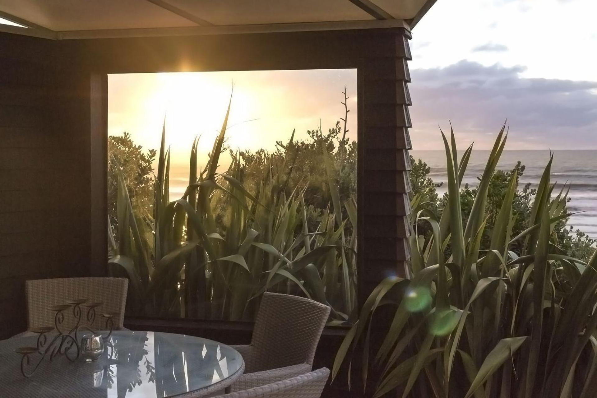 Chester Cottage Beachfront Oakura Esterno foto