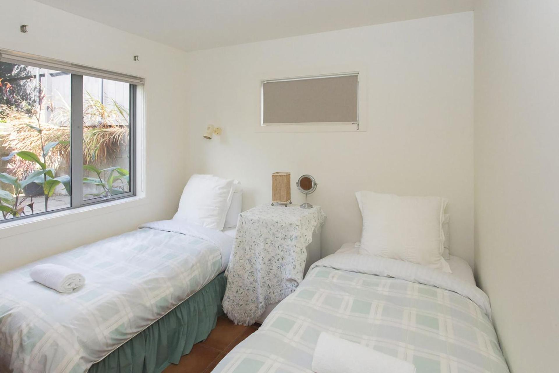 Chester Cottage Beachfront Oakura Esterno foto