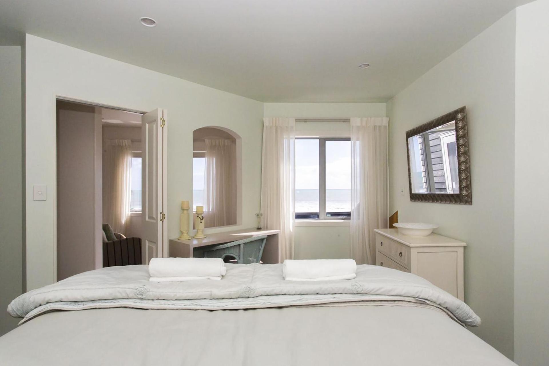 Chester Cottage Beachfront Oakura Esterno foto