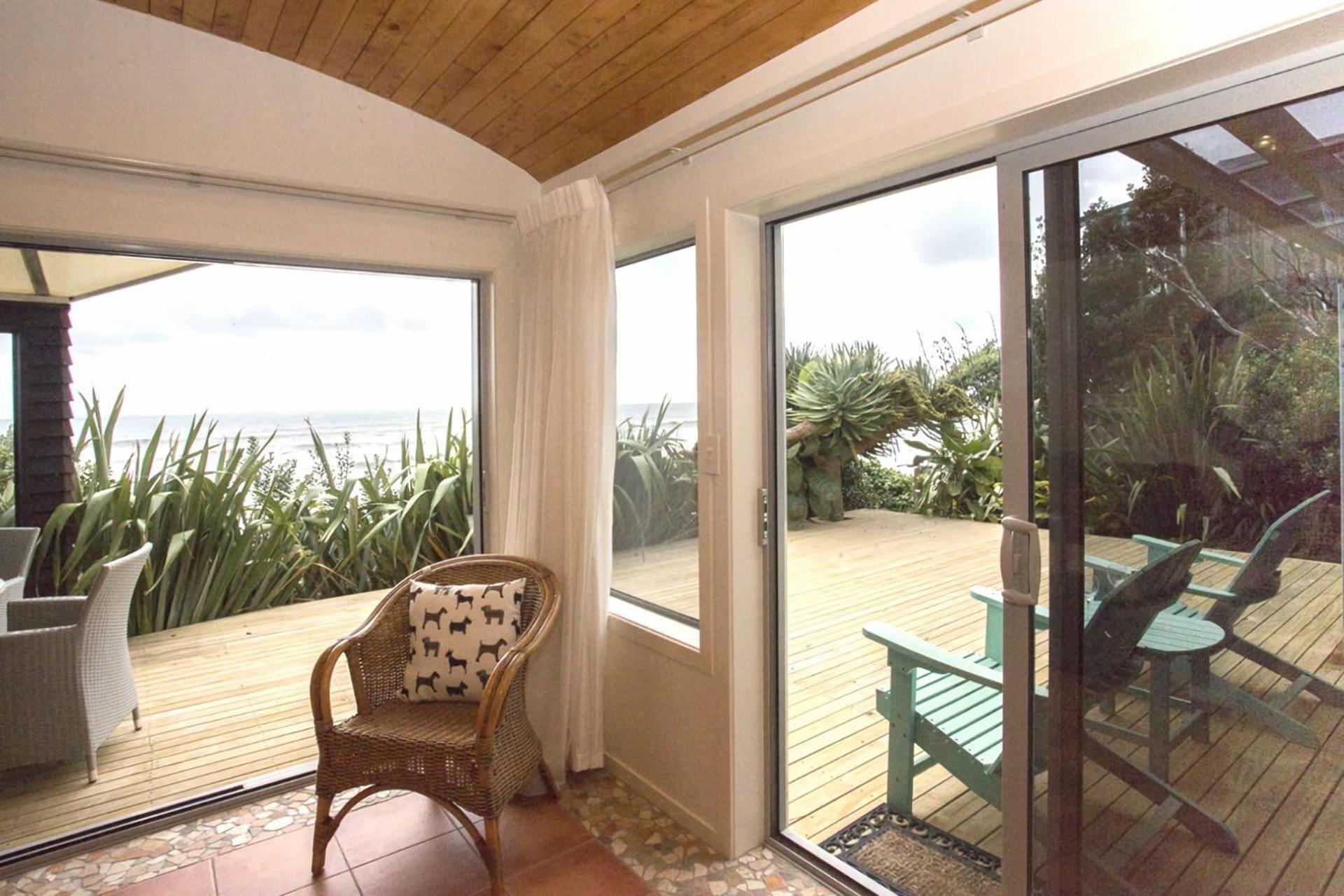 Chester Cottage Beachfront Oakura Esterno foto
