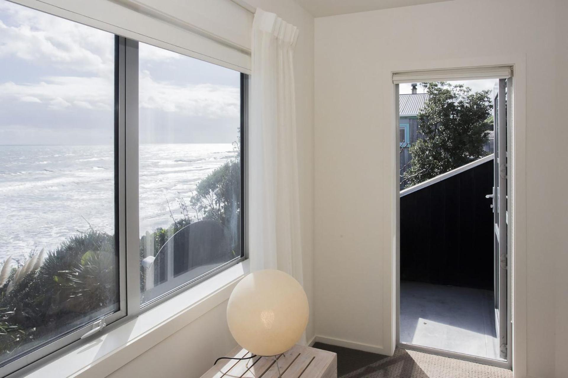 Chester Cottage Beachfront Oakura Esterno foto