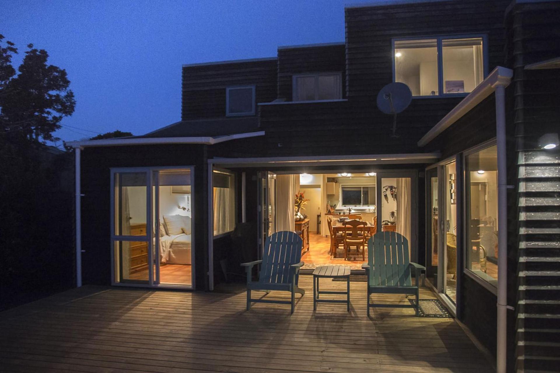 Chester Cottage Beachfront Oakura Esterno foto