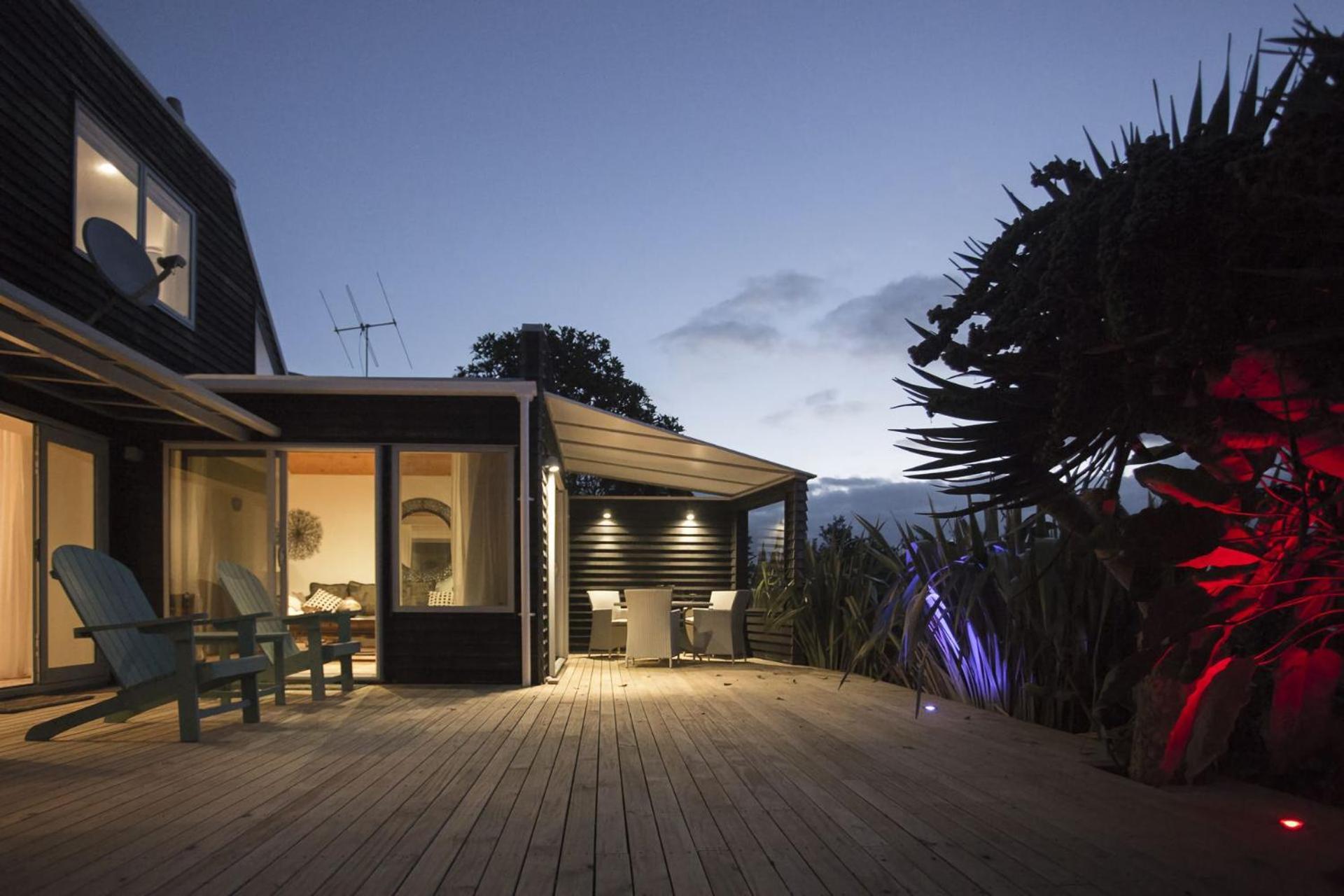 Chester Cottage Beachfront Oakura Esterno foto