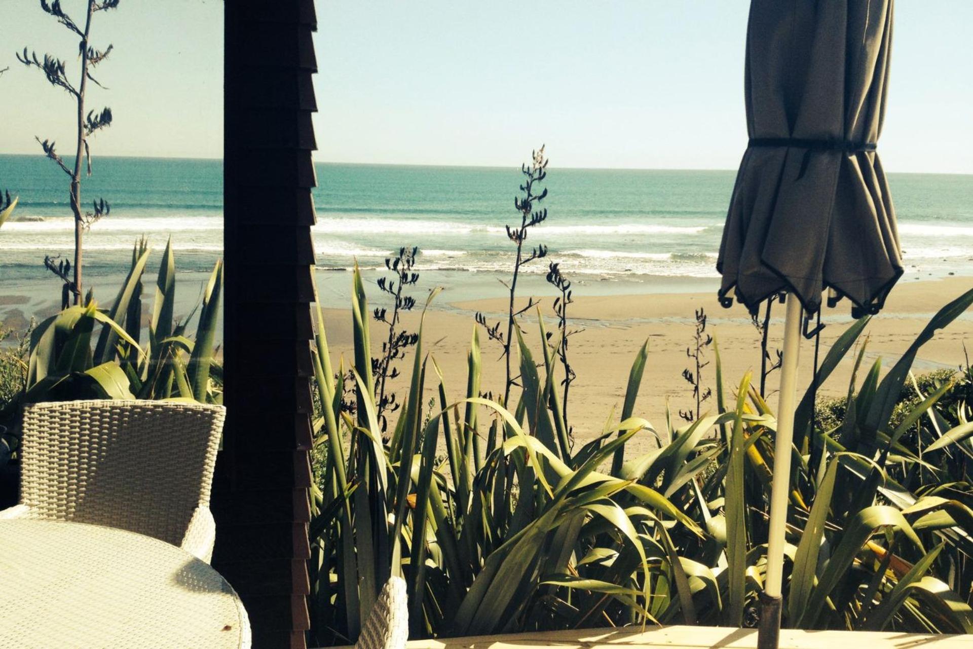 Chester Cottage Beachfront Oakura Esterno foto