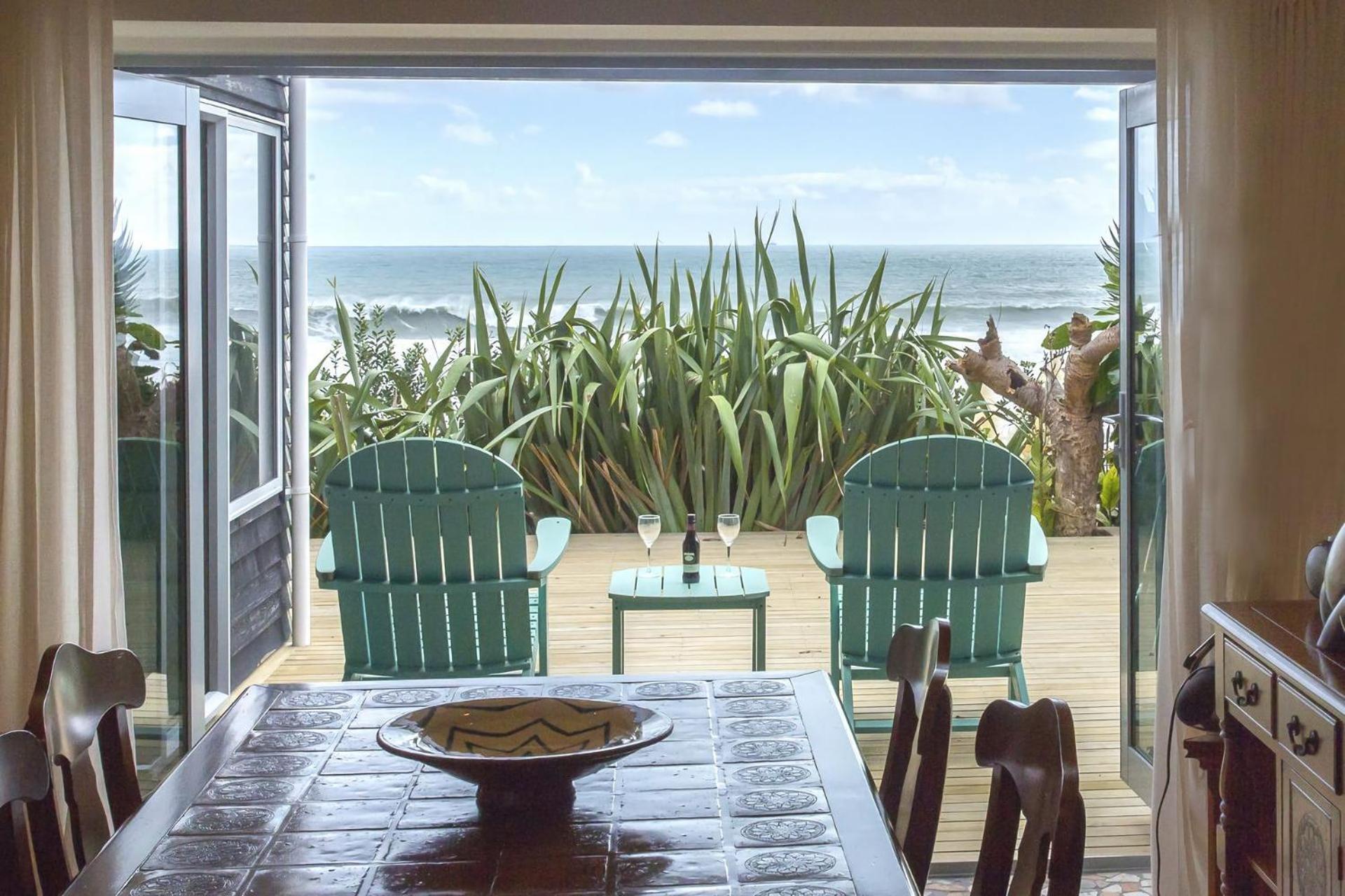 Chester Cottage Beachfront Oakura Esterno foto